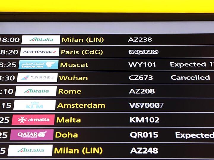 Man kommt nicht mehr raus aus der Stadt: Eine Anzeigetafel im Flughafen Heathrow zeigt einen gestrichenen Flug aus dem chinesischen Wuhan.