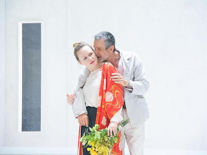 Schönheitschirurg Eduard, gespielt von Ulrich Matthes (r), und Sängerin Charlotte (Anja Schneider) ziehen in ein neues Haus.