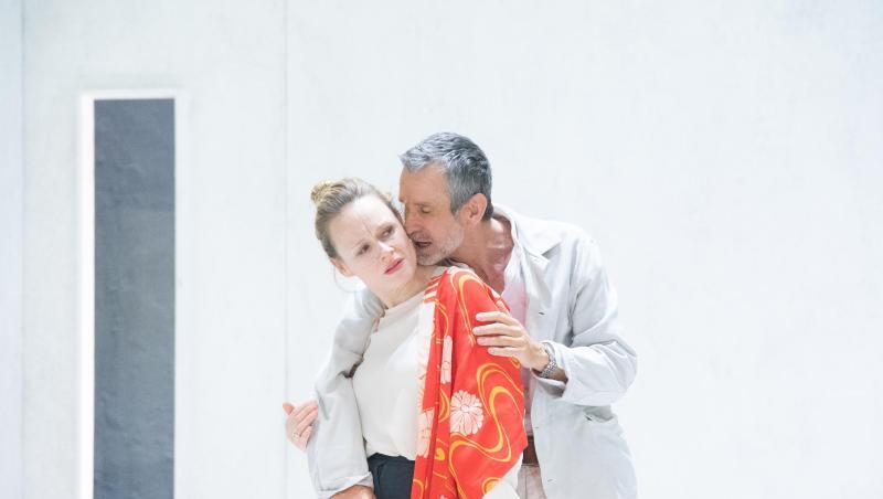 Schönheitschirurg Eduard, gespielt von Ulrich Matthes (r), und Sängerin Charlotte (Anja Schneider) ziehen in ein neues Haus.