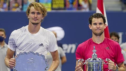 Bei der Siegerehrung mit Dominic Thiem kamen Verlierer Alexander Zverev (l) die Tränen.