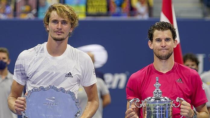 Bei der Siegerehrung mit Dominic Thiem kamen Verlierer Alexander Zverev (l) die Tränen.