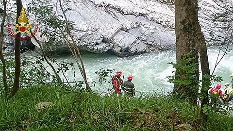 Einsatzkräfte der Feuerwehr und der Bergrettung haben die Teenagerin tot geborgen.