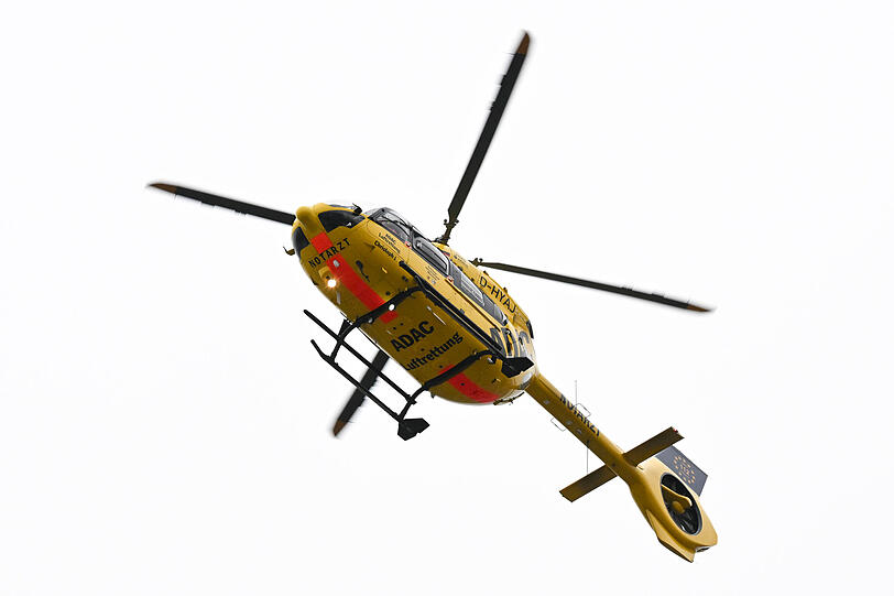Ein Helikopter kommt zu Hilfe.