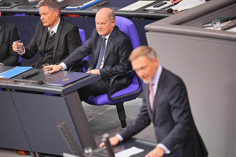 Keine Harmonie mehr: Der damalige FDP-Vorsitzende Christian Lindner antwortet im Dezember 2024 auf die Vertrauensfrage von Bundeskanzler Olaf Scholz (SPD, M.). Im Hintergrund Robert Habeck (Grüne). Keine Harmonie mehr: Der damalige FDP-Vorsitzende Christian Lindner antwortet im Dezember 2024 auf die Vertrauensfrage von Bundeskanzler Olaf Scholz (SPD, M.). Im Hintergrund Robert Habeck (Grüne).