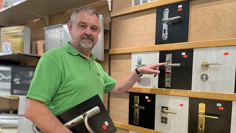 Laden-Inhaber in dritter Generation: Wolfgang Suckfüll (62) holt die Designer-Türbeschläge aus dem Lager, die es jetzt zum halben Preis gibt. Laden-Inhaber in dritter Generation: Wolfgang Suckfüll (62) holt die Designer-Türbeschläge aus dem Lager, die es jetzt zum halben Preis gibt.