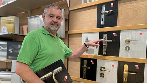 Laden-Inhaber in dritter Generation: Wolfgang Suckf&uuml;ll (62) holt die Designer-T&uuml;rbeschl&auml;ge aus dem Lager, die es jetzt zum halben Preis gibt.