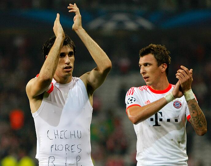 Mit der Aufschrift &bdquo;Chechu y Flores R.I.P.&ldquo; gedachte Javi Martínez,  José &bdquo;Chechu&ldquo; Almendros Gómez (23) und Xabi Flores (24), die am Dienstag bei einem Unfall auf der Pyrenäen-Autobahn A-21 ums Leben gekommen waren.
