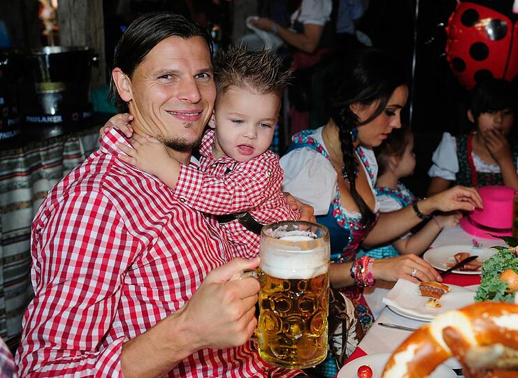 Gute Laune: Daniel Van Buyten - hier auf der Wiesn mit seinem Sohn - ist mit Belgien bei der WM 2014 in Brasilien dabei.
