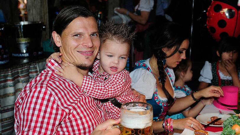 Gute Laune: Daniel Van Buyten - hier auf der Wiesn mit seinem Sohn - ist mit Belgien bei der WM 2014 in Brasilien dabei. Gute Laune: Daniel Van Buyten - hier auf der Wiesn mit seinem Sohn - ist mit Belgien bei der WM 2014 in Brasilien dabei.