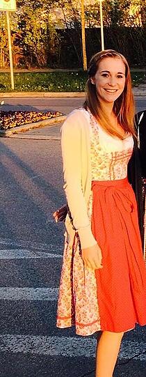 Conny (21) fühlt sich im Dirndl am wohlsten und genießt gerne ein Paulaner Weizen. Ihre Liebe gilt dem FC Bayern und deswegen möchte sie Paula werden.