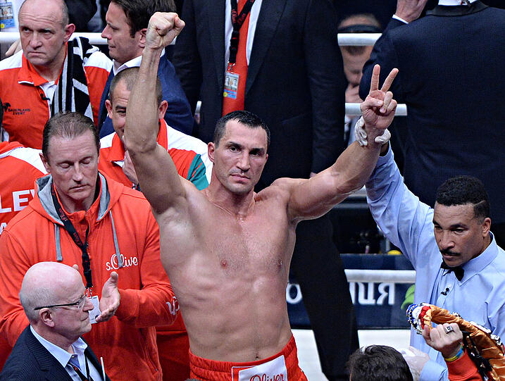 Klitschko feiert seinen überlegenen Sieg.