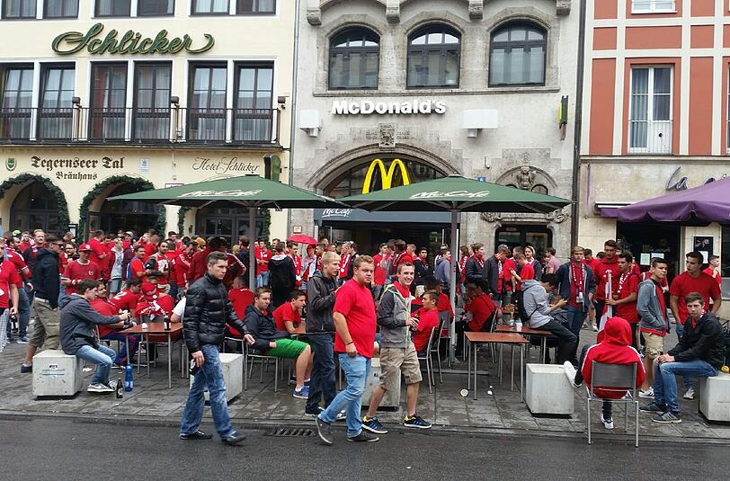Derby-Stimmung in München: Unter Beobachtung der Polizei versammelten sich die Bayernfans am Vormittag im Tal. Vor dem Grünwalder Stadion kamen die Löwenfans dazu. Rund Tausend Polizisten sind im Einsatz.