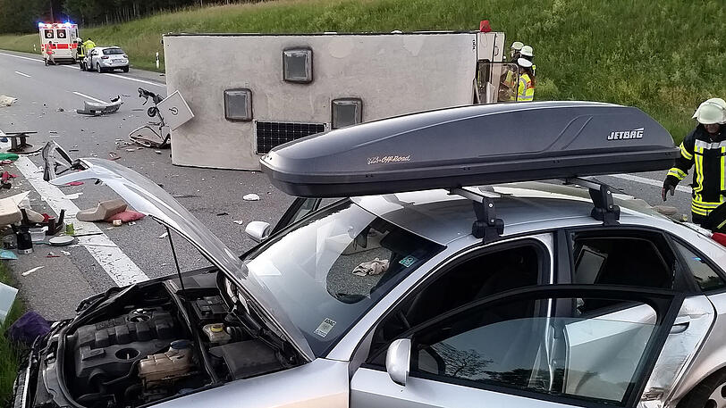 Der Wohnwagen ist komplett zerstört, das Zugfahrzeug landete in der Leitplanke. Ingesamt kamen drei Verletzte ins Krankenhaus. Die Bilder von der A7.