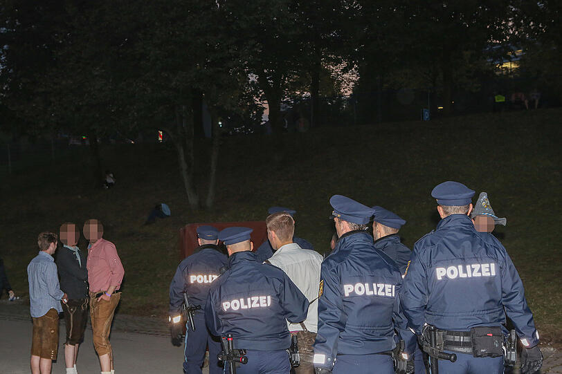 Die AZ hat die Polizisten der Wiesnwache für einen Tag begleitet: Wegerklärungen, "Kotzhügel"-Besuche, Festnahmen und einiges mehr - klicken Sie sich durch die Bilderstrecke.