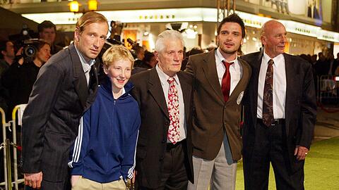 Der Schauspieler &ndash; hier mit den 54er Helden Hans Schäfer (l.,&dagger;) und Horst Eckel (r.) &ndash; bei der Premiere des Films "Das Wunder von Bern", in dem er Helmut Rahn spielt.
