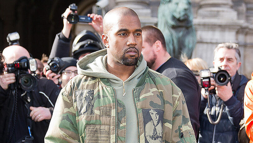 Kanye West trat in einer riesigen Kirche auf Kanye West trat in einer riesigen Kirche auf
