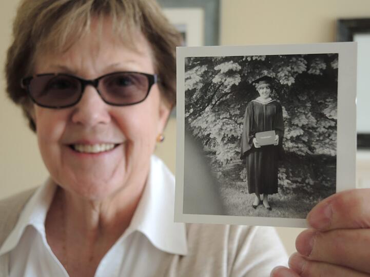 Celeste Sweeney zeigt ein Foto von sich bei ihrem College-Abschluss Ende der 60er-Jahre.