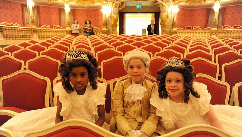 Die jungen Darsteller im alten Theater. Die jungen Darsteller im alten Theater.