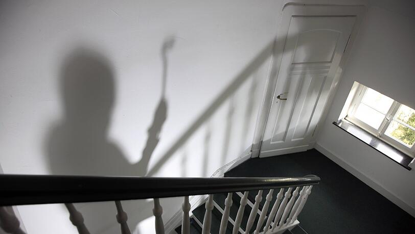 Im Treppenhaus bemerkte die Frau, dass ihr einer der Männer gefolgt war. (Symbolbild) Im Treppenhaus bemerkte die Frau, dass ihr einer der Männer gefolgt war. (Symbolbild)