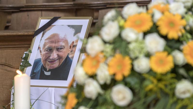 Ein Foto von Domkapellmeister Georg Ratzinger steht im Dom neben seinem Sarg. Foto: Uwe Moosburger/Bistum Regensburg/dpa/Archivbild Ein Foto von Domkapellmeister Georg Ratzinger steht im Dom neben seinem Sarg. Foto: Uwe Moosburger/Bistum Regensburg/dpa/Archivbild