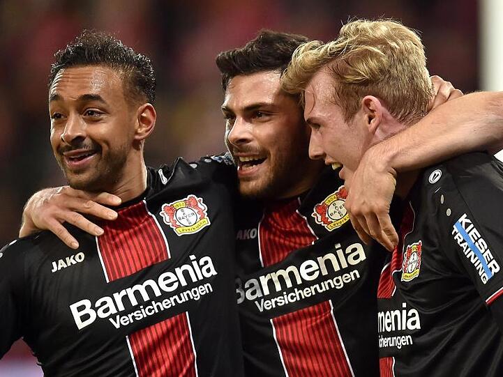 Leverkusens Karim Bellarabi (l-r), Kevin Volland und Julian Brandt jubeln nach dem Treffer zum 3:1 gegen Mainz durch Brandt.