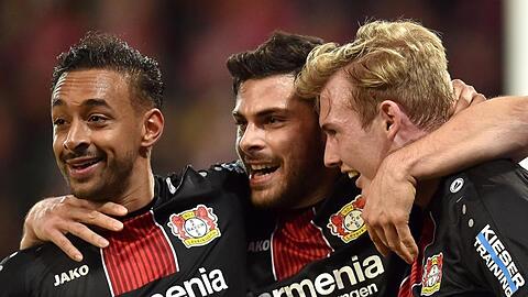 Leverkusens Karim Bellarabi (l-r), Kevin Volland und Julian Brandt jubeln nach dem Treffer zum 3:1 gegen Mainz durch Brandt.