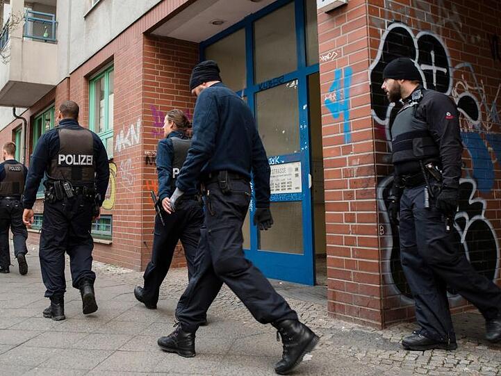 Großeinsatz gegen einen arabischen Familienclan: Einsatzkräfte der Polizei vor einem Wohnhaus im Berliner Bezirk Neukölln.