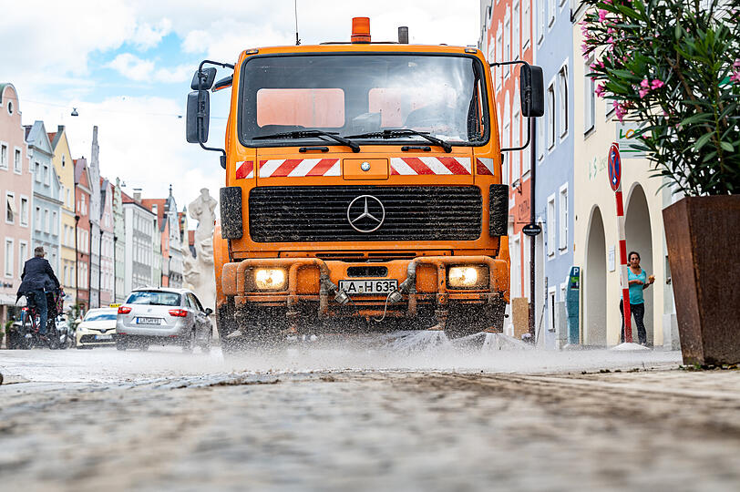Die Straßen in der Innenstadt werden mit einem Säuberungsfahrzeug gereinigt.