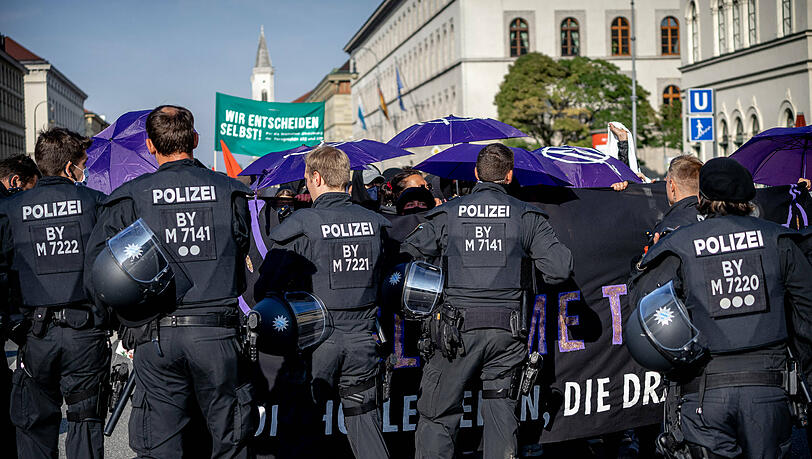 Rund 350 Gegendemonstranten waren auf der Straße, hier kam es laut Polizei zu mehreren Zwischenfällen.