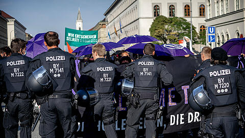 Rund 350 Gegendemonstranten waren auf der Straße, hier kam es laut Polizei zu mehreren Zwischenfällen.