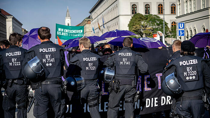 Rund 350 Gegendemonstranten waren auf der Straße, hier kam es laut Polizei zu mehreren Zwischenfällen.