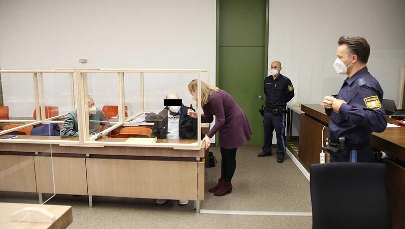 Der Angeklagte mit seiner Anwältin Anja Aringer.