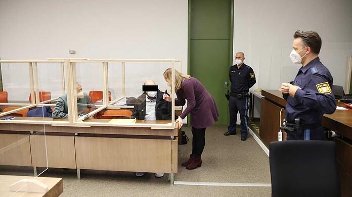 Der Angeklagte mit seiner Anwältin Anja Aringer.