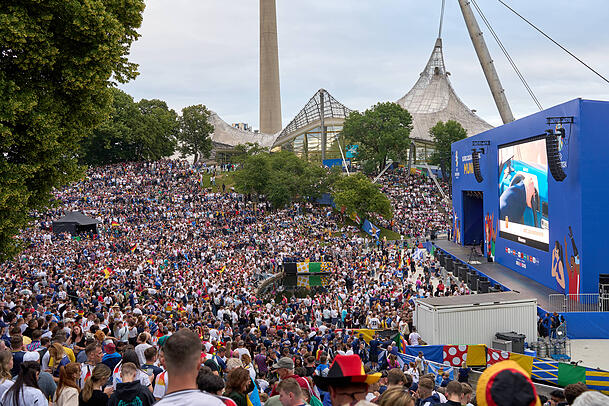Abertausende deutsche und schottische Fußballfans verfolgten das EM-Eröffnungsspiel in der Fan Zone im Olympiapark. Abertausende deutsche und schottische Fußballfans verfolgten das EM-Eröffnungsspiel in der Fan Zone im Olympiapark.