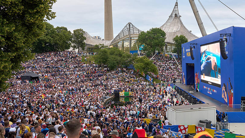 Abertausende deutsche und schottische Fußballfans verfolgten das EM-Eröffnungsspiel in der Fan Zone im Olympiapark. Abertausende deutsche und schottische Fußballfans verfolgten das EM-Eröffnungsspiel in der Fan Zone im Olympiapark.