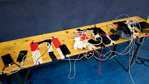 Viele Menschen nutzen die M&ouml;glichkeit, ihre Handys an Anlaufstellen aufzuladen.