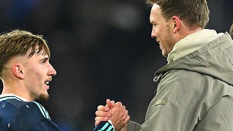 Er wird bei der WM dabei sein: Lennart Karl (l.) mit Bundestrainer Julian Nagelsmann.