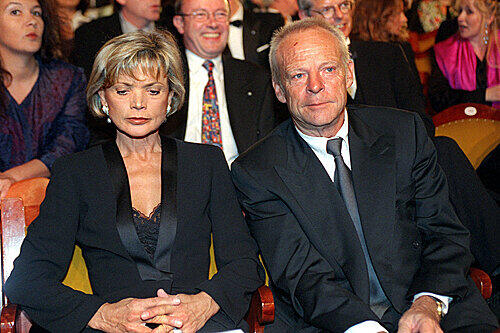 Dieses Ehe-Ende kam ziemlich unerwartet: Die Schauspielerin Uschi Glas und Bernd Tewaag ließen sich 2003 scheiden. Sie waren ganze 21 Jahre lang verheiratet, doch als bekannt wurde, dass Tewaag zehn Jahre lang ein Doppelleben mit einer Geliebten führte, war das das Ende der Beziehung.