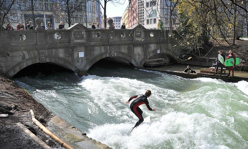 Die Eisbachsurfer machten ihrem Namen auch noch im Oktober alle Ehre...
