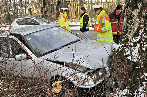 Streit zwischen jungen Eheleuten im Auto: Dann krachte der BMW in Unterhaching gegen einen Baum