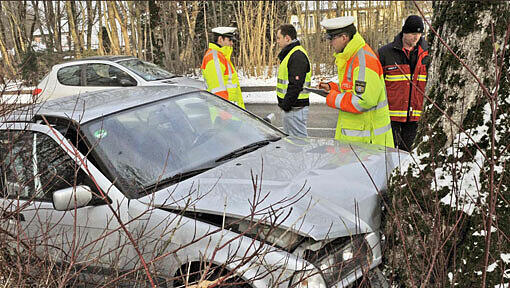 Streit zwischen jungen Eheleuten im Auto: Dann krachte der BMW in Unterhaching gegen einen Baum Streit zwischen jungen Eheleuten im Auto: Dann krachte der BMW in Unterhaching gegen einen Baum