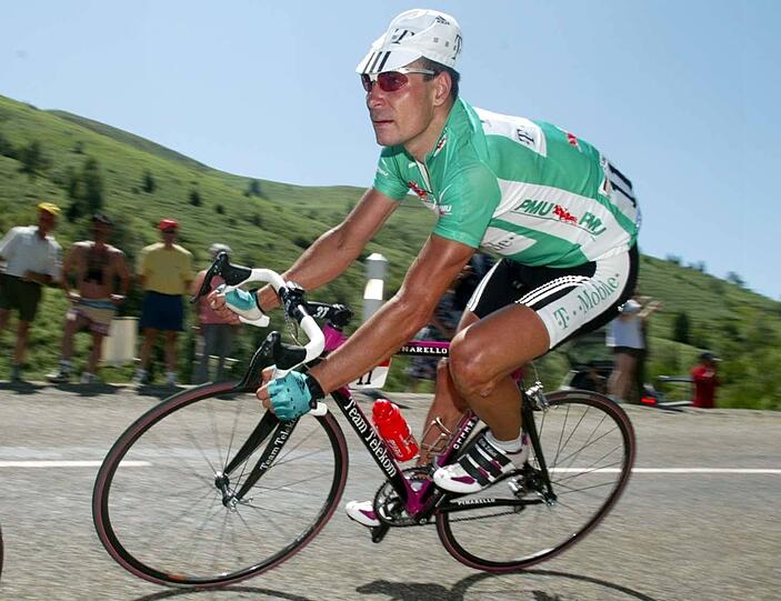 Seine Zukunft ist ungewiss: Ex-Sprinter Erik Zabel hier bei der Tour de France im grünen Trikot im Jahr 2002. Foto: Gero Breloer