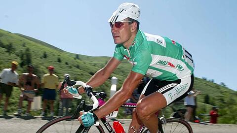 Seine Zukunft ist ungewiss: Ex-Sprinter Erik Zabel hier bei der Tour de France im grünen Trikot im Jahr 2002. Foto: Gero Breloer
