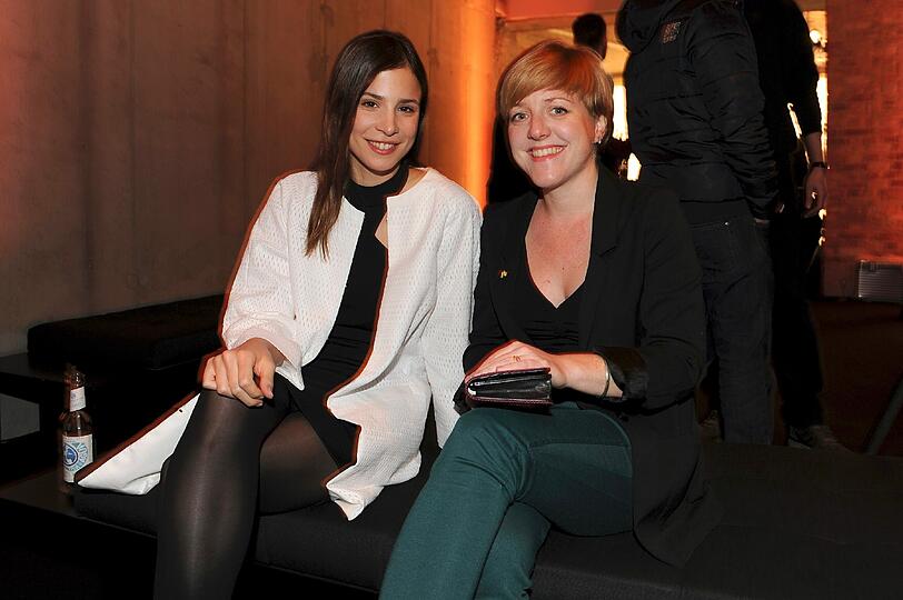 Verschnaufen auf einem Sofa: Schauspielerin Aylin Tezel ("Almanya"; in HUGO) mit Regisseurin Pola Beck bei der BOSS-Party und Vernissage "A PERSONAL TOUCH - young photo journalists at the red carpet" im Rahmen der Berlinale im BOSS Store Berlin am Mittwoch.