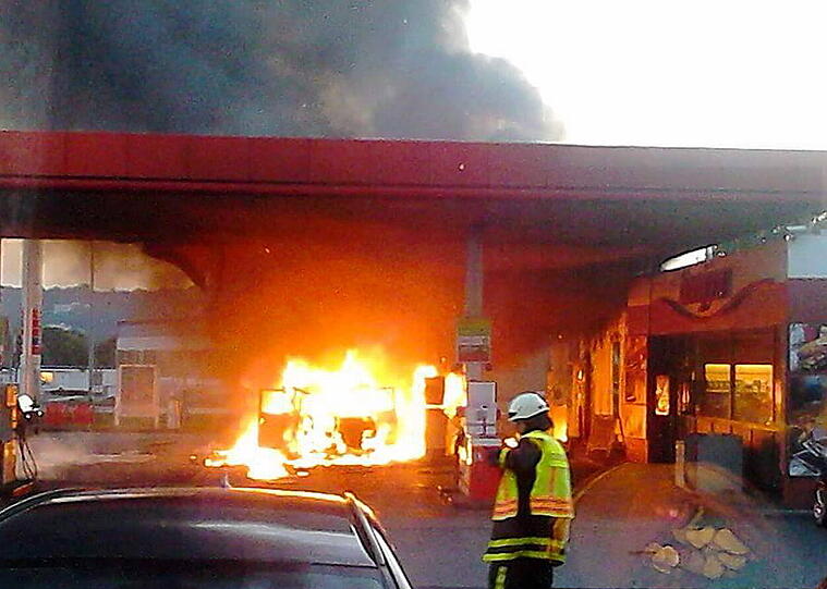 Das 27 Jahre alte Wohnmobil war in Flammen aufgegangen und hat die Tankstelle in Brand gesetzt.