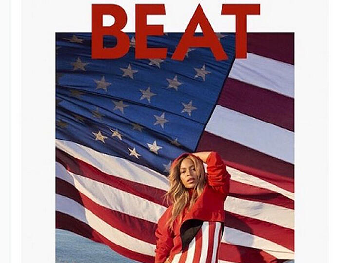 Stars and Stripes: Beyoncé zeigt sich im USA-Look vor der amerikanischen Flagge