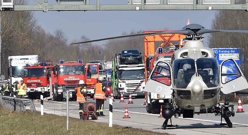 Der Werkstestwagen verkeilte sich unter dem Lkw. Für den Fahrer kam jede Hilfe zu spät.