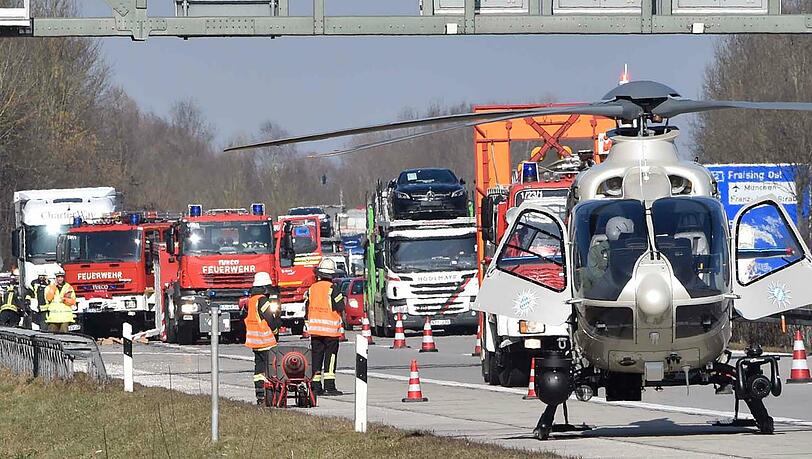 Der Werkstestwagen verkeilte sich unter dem Lkw. Für den Fahrer kam jede Hilfe zu spät. Der Werkstestwagen verkeilte sich unter dem Lkw. Für den Fahrer kam jede Hilfe zu spät.