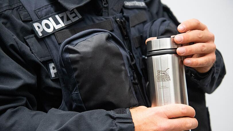 Dazu bekommen die Einsatzkräfte unter anderem auch neue Trinkbehälter.