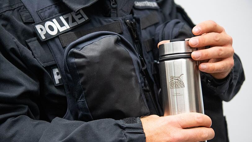 Dazu bekommen die Einsatzkräfte unter anderem auch neue Trinkbehälter. Dazu bekommen die Einsatzkräfte unter anderem auch neue Trinkbehälter.